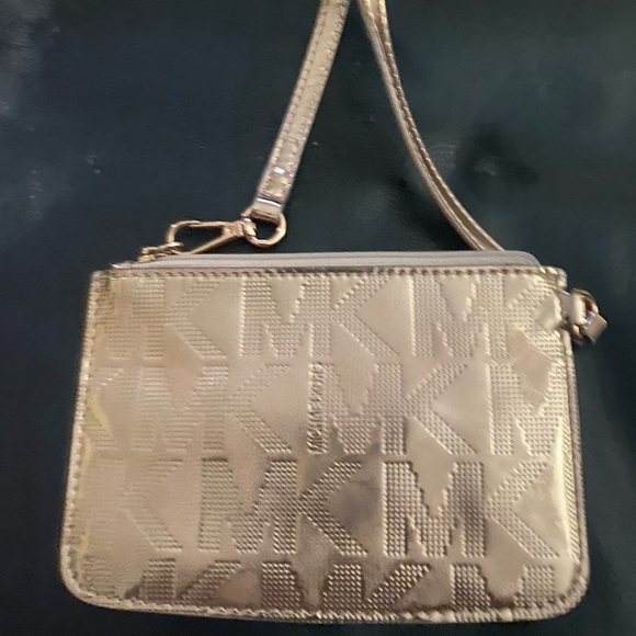 MICHAEL Michael Kors Handbags - NWOT Michael Kors Mirror Metallic Wristlet in rose-gold. Beautiful❤️